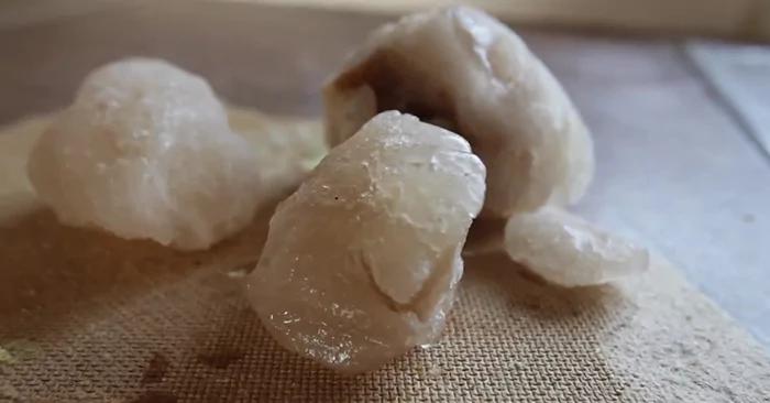天上掉下“怪异结晶体” 他们超兴奋想捡回家 得知它的“真实身分”后 大家超崩溃!(