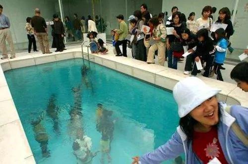 最奇葩泳池:人在水底竟然不湿衣