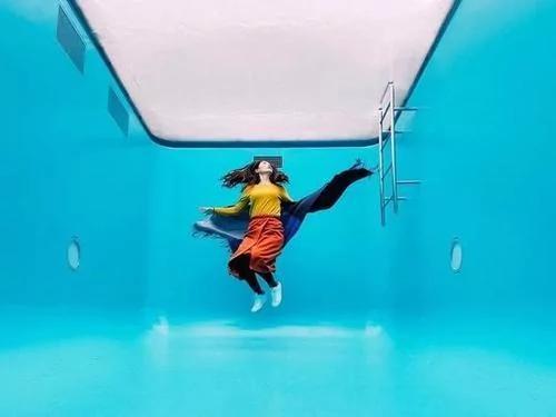 最奇葩泳池:人在水底竟然不湿衣