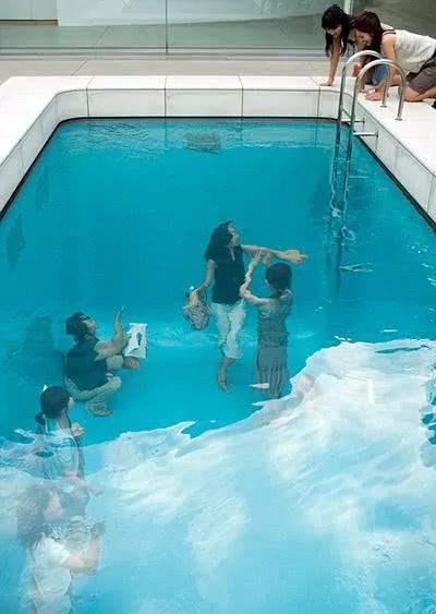 最奇葩泳池:人在水底竟然不湿衣