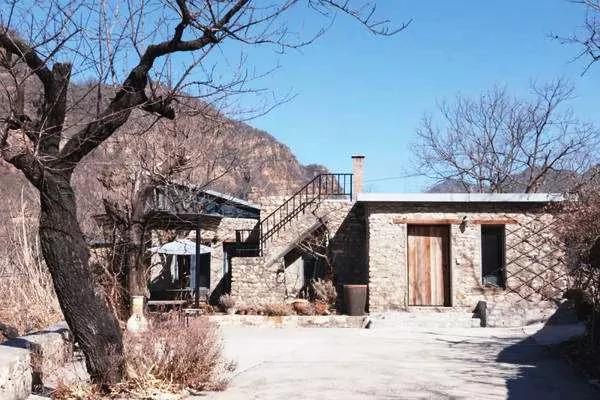 夫妻双双动手 在长城附近盖了间5000平方公尺的家 羡煞旁人!
