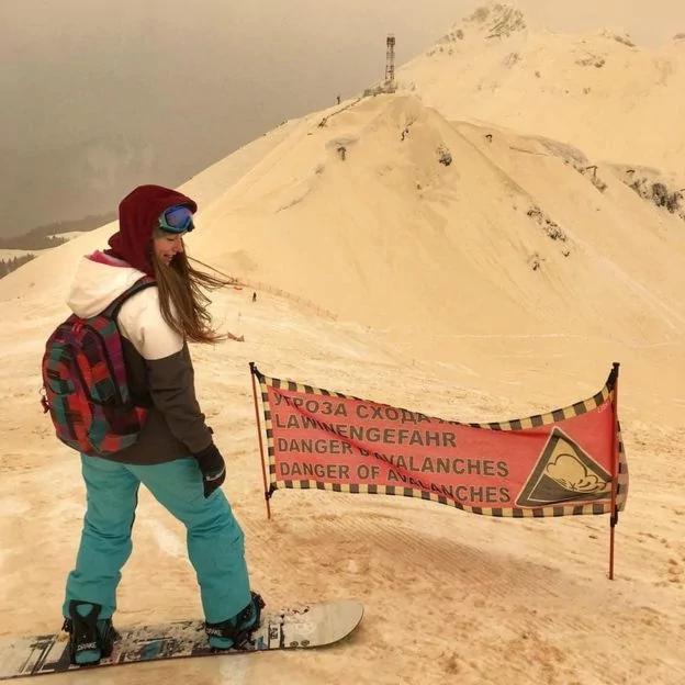 天有异象!东欧民众困惑:为何老天下起橘雪?