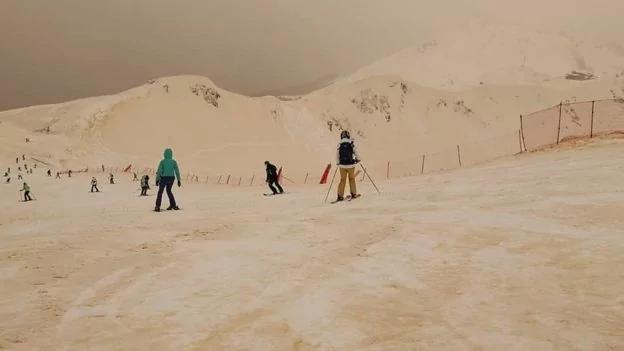天有异象!东欧民众困惑:为何老天下起橘雪?