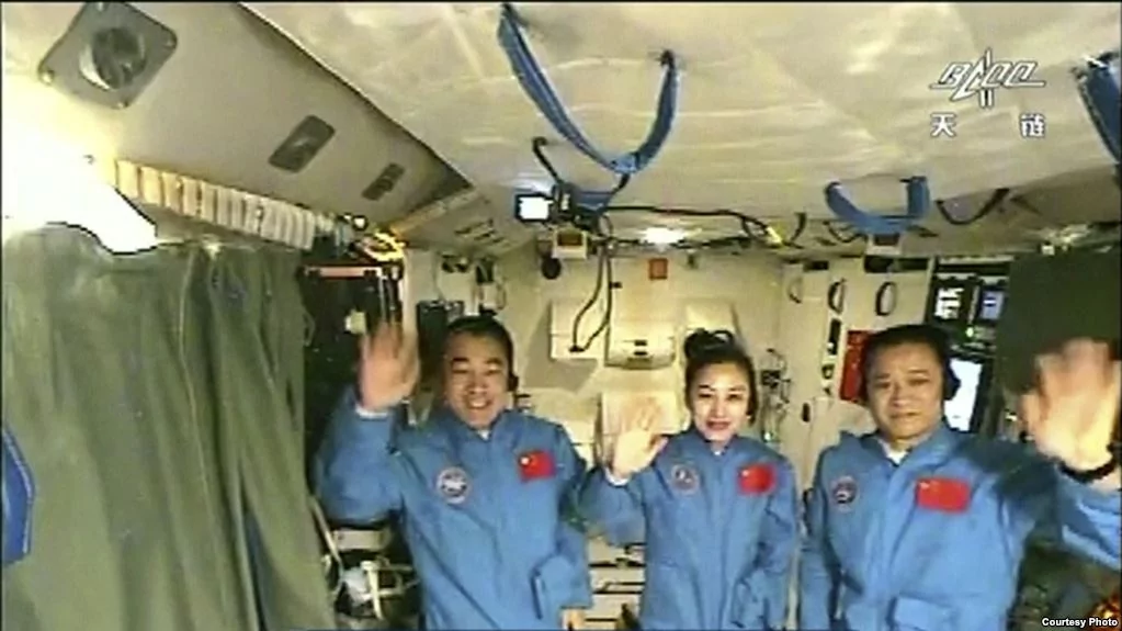 中國太空飛行員2013年6月20日在天宮一號上（中國官媒電視截圖）