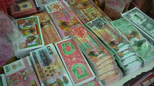 “路上的钱”到底能不能捡?风水师说:“可以捡!但是要…”
