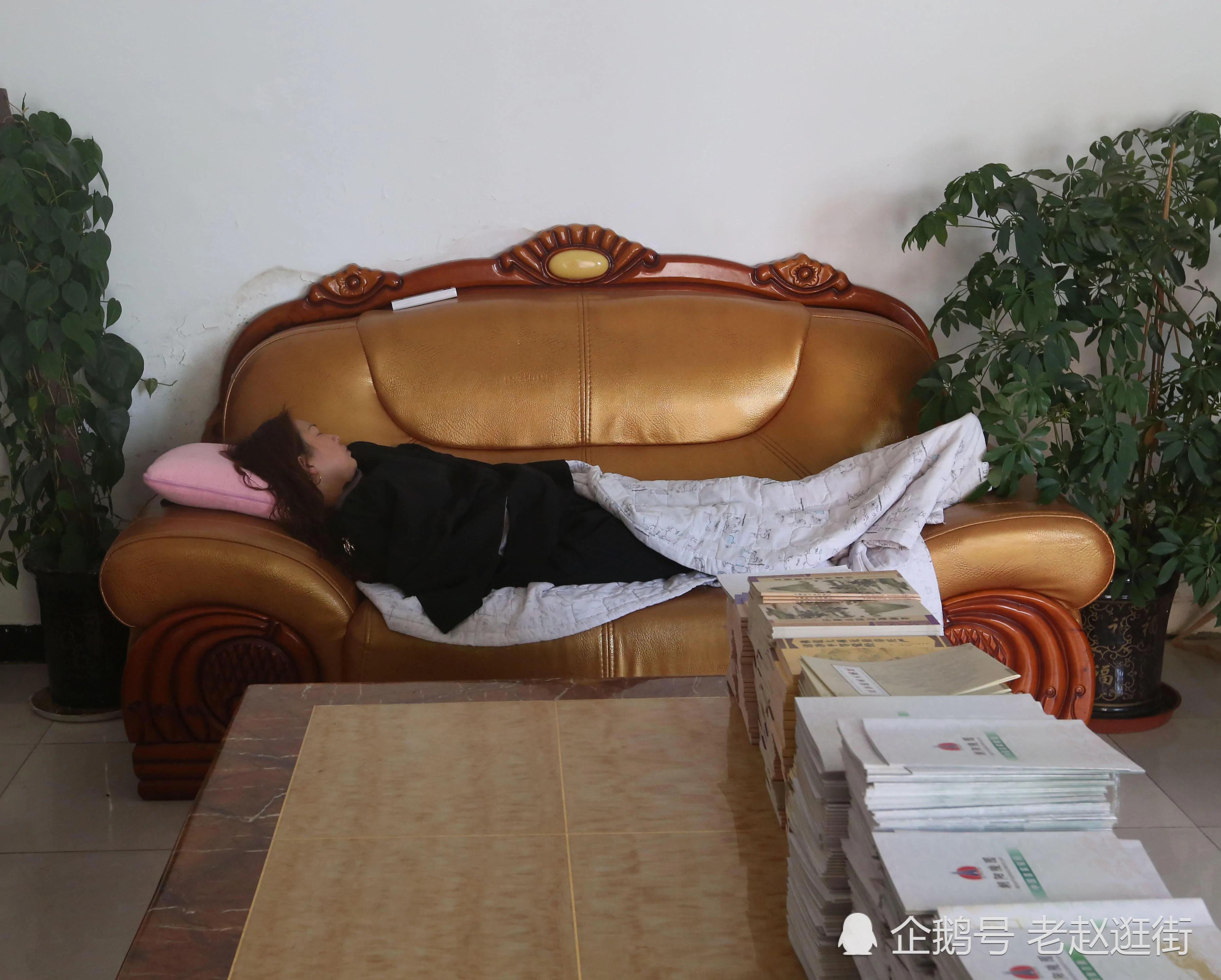 美女守墓人真实生活 深更半夜传来唱戏声!