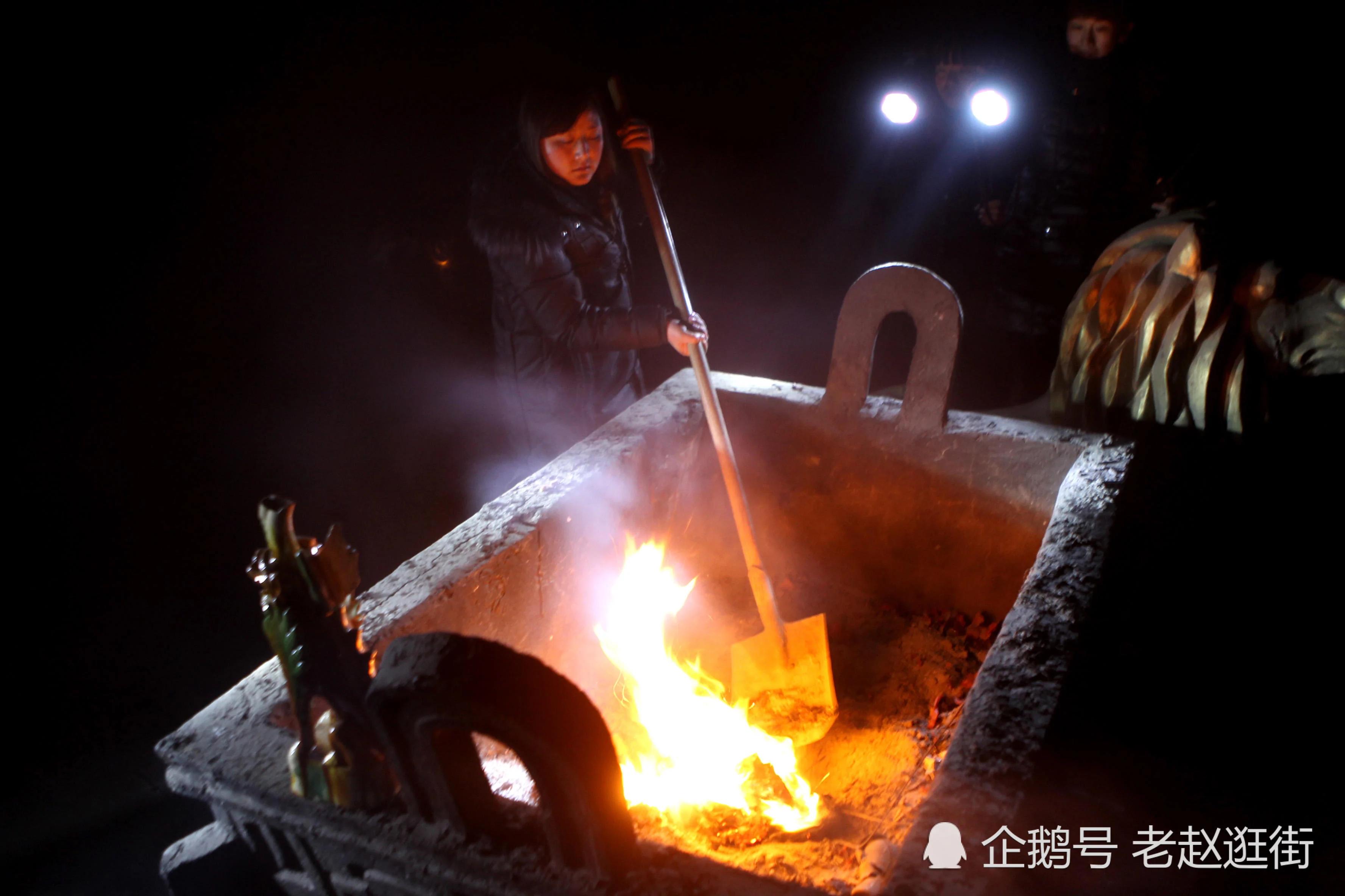 美女守墓人真实生活 深更半夜传来唱戏声!