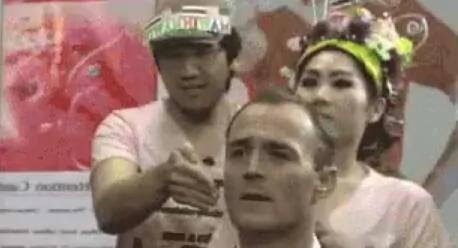 泰国技师用降龙十八掌给人整容 拍打胸部按摩!