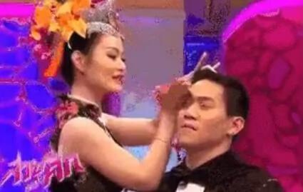泰国技师用降龙十八掌给人整容 拍打胸部按摩!