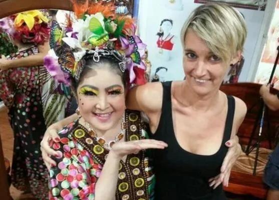 泰国技师用降龙十八掌给人整容 拍打胸部按摩!