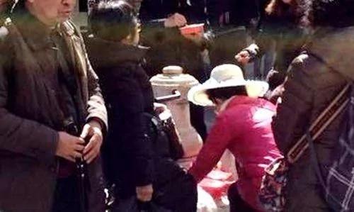 中国客游威尼斯当街吃喝 泉水洗碗当地人傻眼!