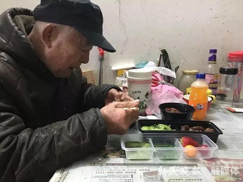小夫妻每天为90岁外公叫外卖 都备注同一句话!