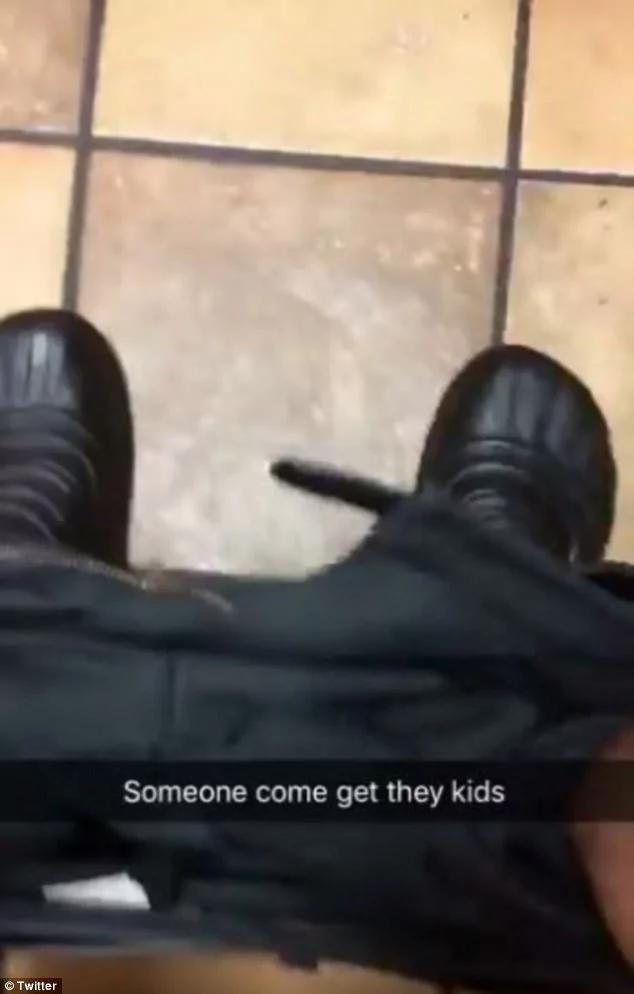 男子正在上厕所 一个人突然爬了进来…