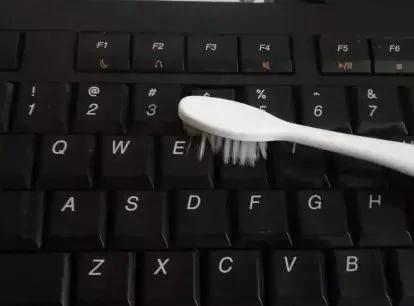家里的旧牙刷扔了?它还可以这样用