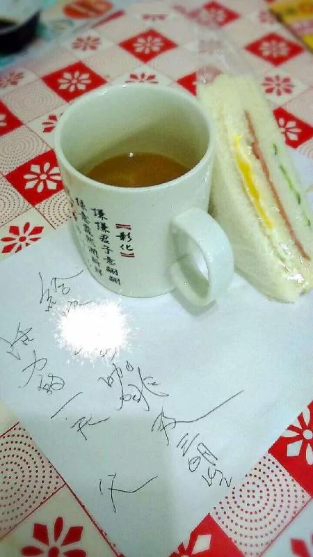 女儿每次失恋 爸爸总会包一个“分手奖励金”送她!爸爸“内心戏”让大家笑哭了!