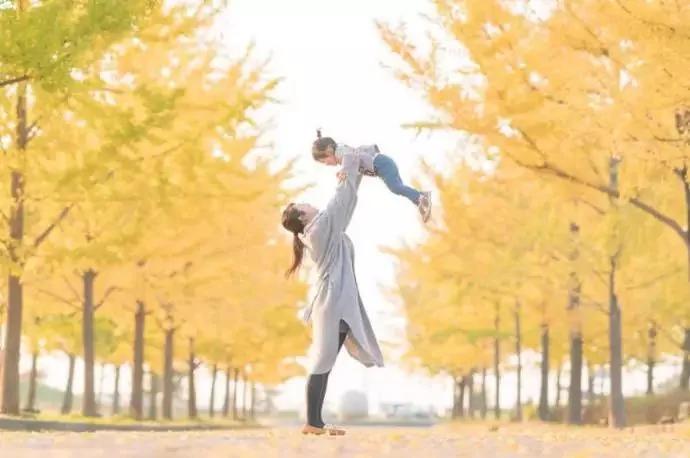父亲记录妻子和女儿的互动瞬间 被网友疯狂转发!