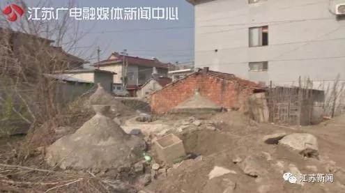 一户人家被19座坟墓包围:开门见坟 最近半米!