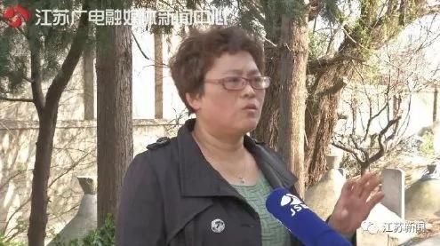 一户人家被19座坟墓包围:开门见坟 最近半米!