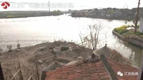 一户人家被19座坟墓包围:开门见坟 最近半米!