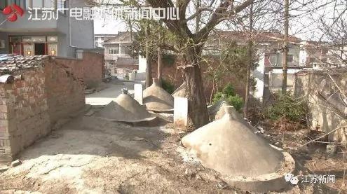 一户人家被19座坟墓包围:开门见坟 最近半米!