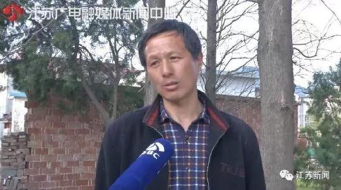 一户人家被19座坟墓包围:开门见坟 最近半米!
