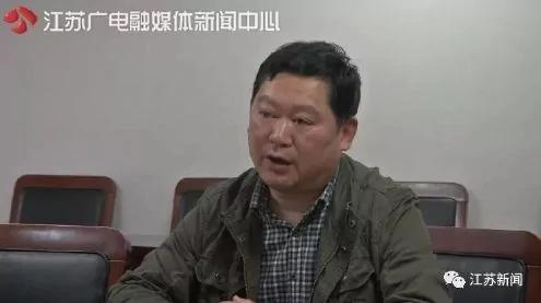 一户人家被19座坟墓包围:开门见坟 最近半米!