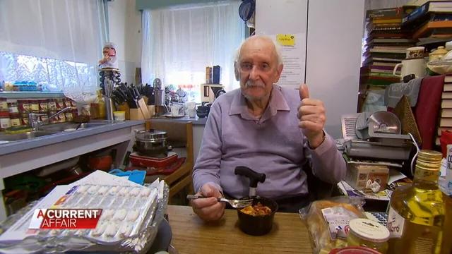 亡妻留65万卡债!90岁癌症男吃1年冷饭凑钱银行霸气喊:免还