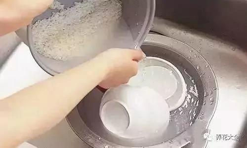 洗碗“不加洗洁精”一样干净不油腻!5招让“水费少一半”的洗碗小妙招