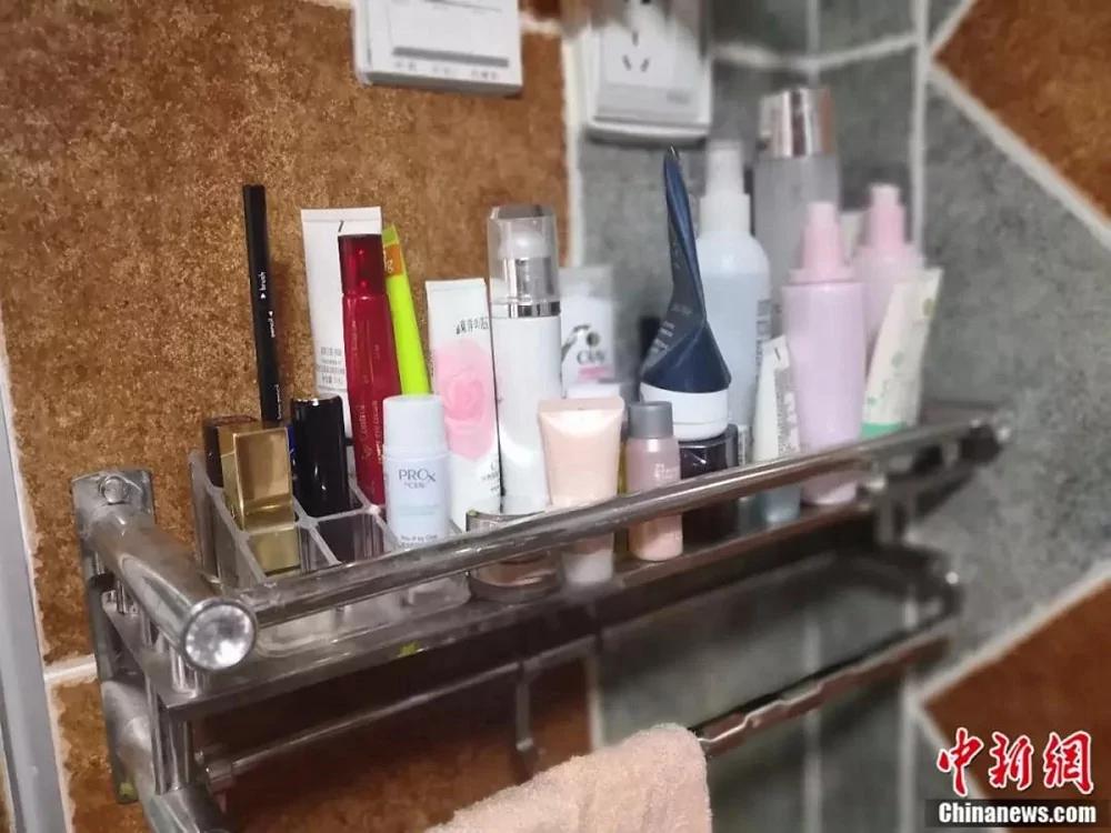 厕所被老婆的化妆品全塞满了!网友同感中枪