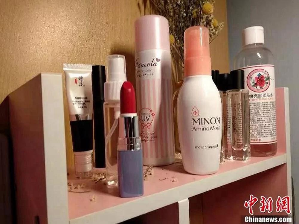 厕所被老婆的化妆品全塞满了!网友同感中枪