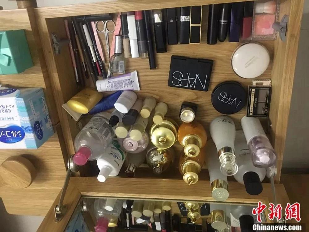 厕所被老婆的化妆品全塞满了!网友同感中枪