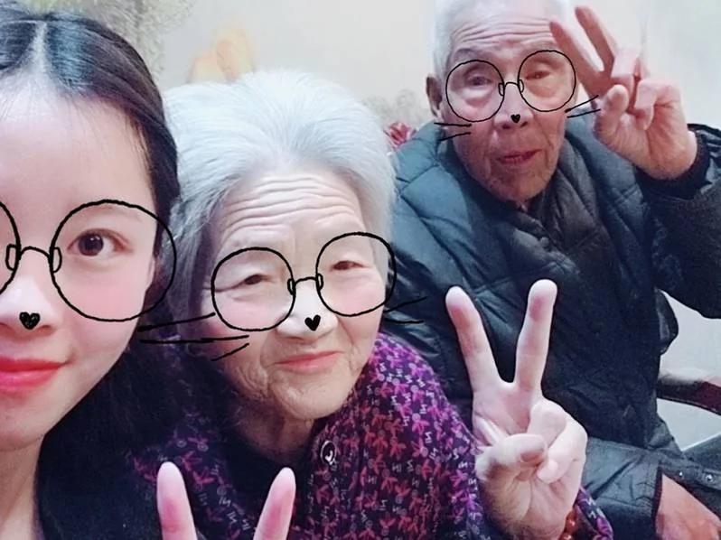 孙女拍小视频 爷爷奶奶意外火了