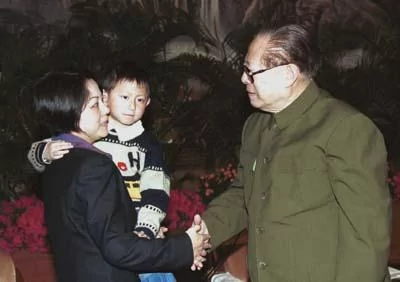 2001年4月20日，江泽民与王伟老婆阮国琴握手。