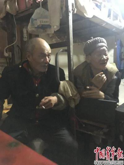抱团取暖的晚年:6人租15平米 年龄相加近400岁