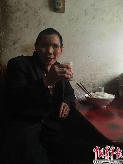 抱团取暖的晚年:6人租15平米 年龄相加近400岁