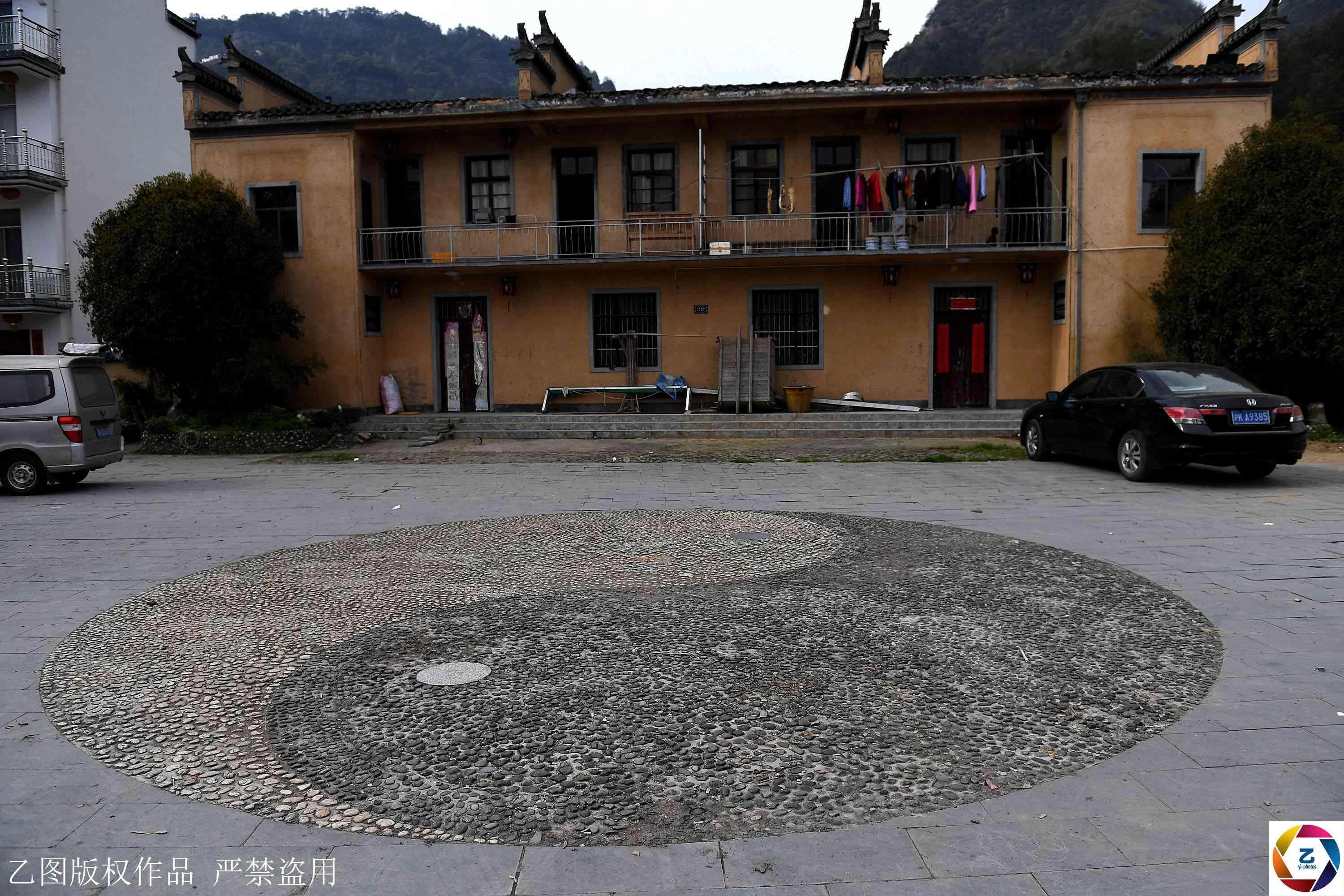 500年古村满是八卦图形 村口现360亩八卦油菜花海!