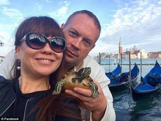 美国男子捂死熟睡妻子后割动脉自杀 死前用血画心!