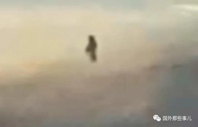 巴西上空现“人形”不明飞行物 像一个人浮在空中