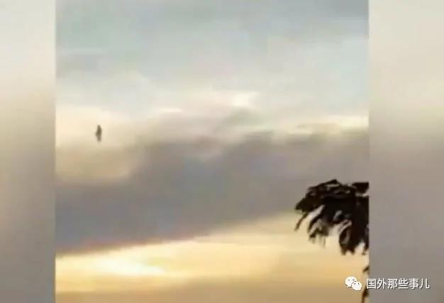 巴西上空现“人形”不明飞行物 像一个人浮在空中