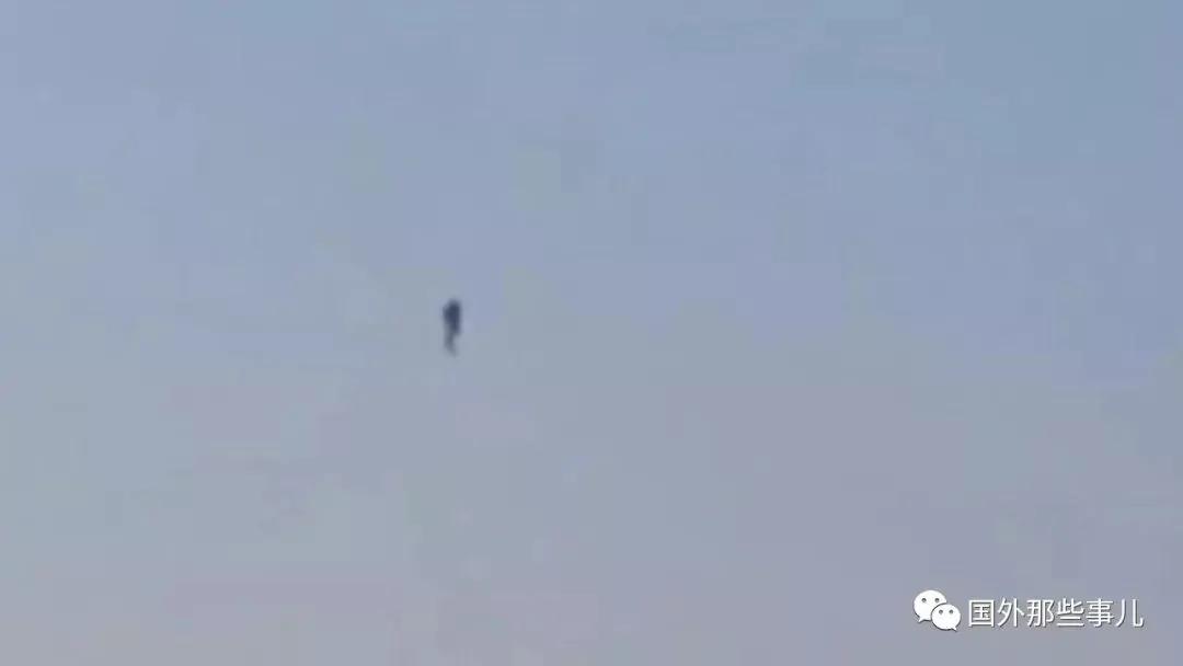 巴西上空现“人形”不明飞行物 像一个人浮在空中