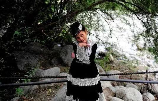 这小山村很奇怪 女人一辈子不允许穿裤子