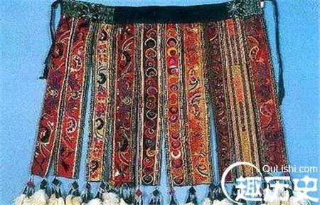 史上最贵裙子百鸟编织显四色 主人被斩首示众