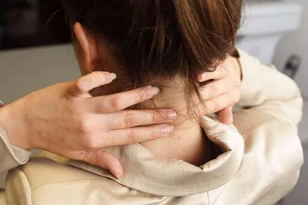 “转脖子”舒缓脖子僵硬??…物理治疗师直言 这是在“自残”!