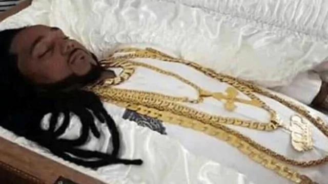 死都要炫!地产大亨横死 还睡金棺戴金器