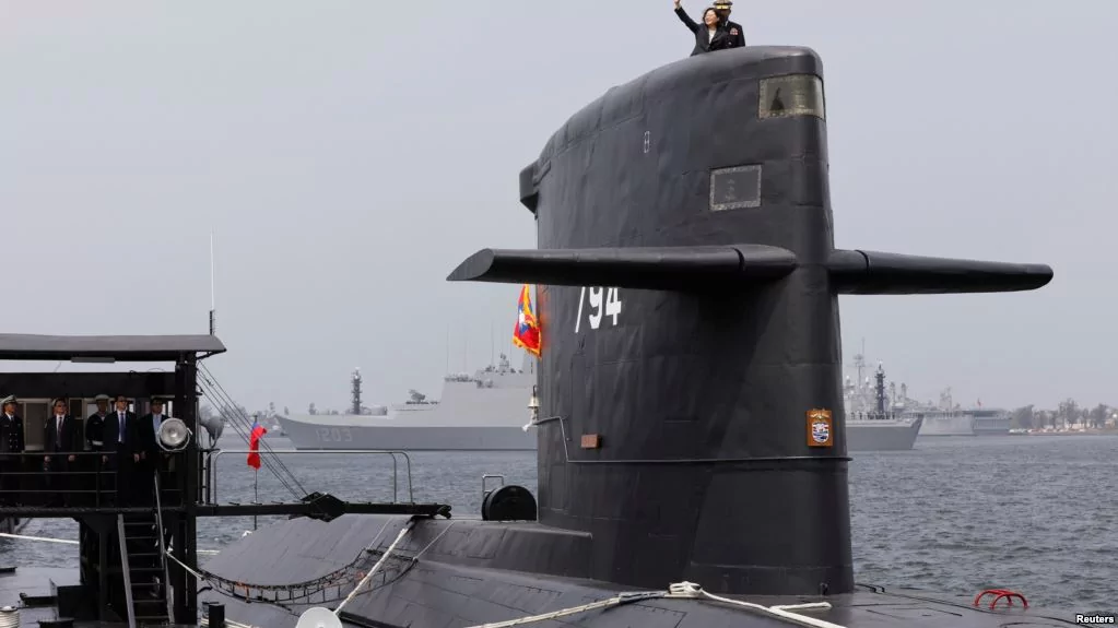 台湾总统蔡英文2017年3月21日在台湾潜艇上挥手。