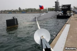 2017年3月21日，台灣高雄海軍基地的海龍級潛艇（SS-794）。