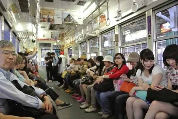 日本一老人"倚老卖老" 用纸张霸占整排列车座位