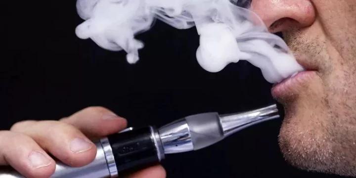 爸爸你以为你躲起来吸烟对我就没影响了么 三手烟照样致癌