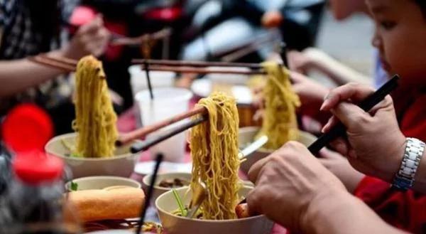 这面馆的筷子能悬空!老板出奇招生意火到不行