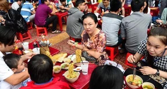 这面馆的筷子能悬空!老板出奇招生意火到不行